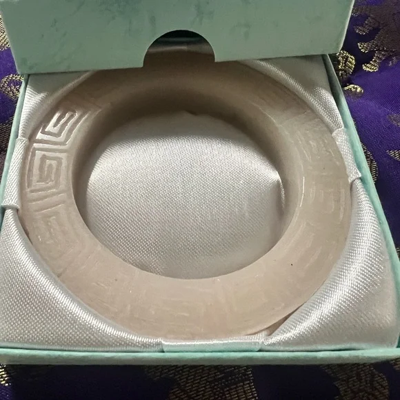 White jade Patterned Bangle - Picture 3 of 6